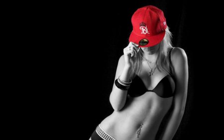 В кепке и лифчике