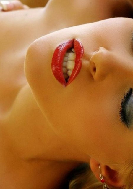 Губы и грудь