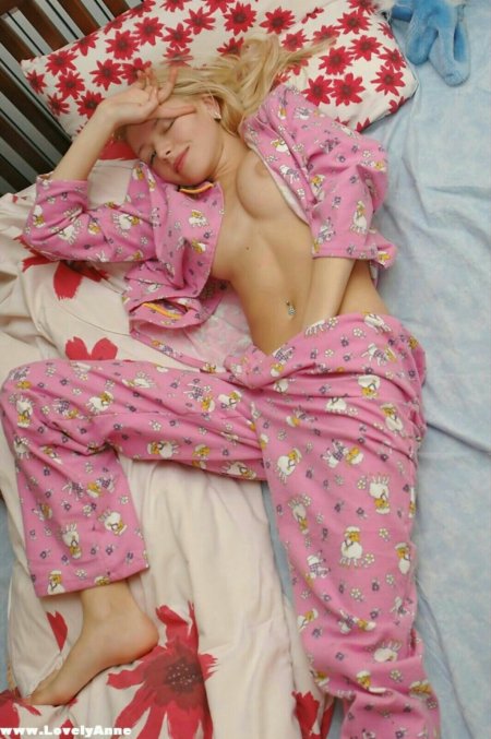 Юные девушки в пижамах ню