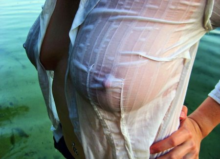 Мокрая футболка без лифчика