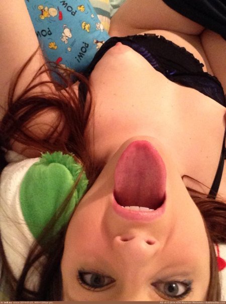 Открытый рот селфи грудь