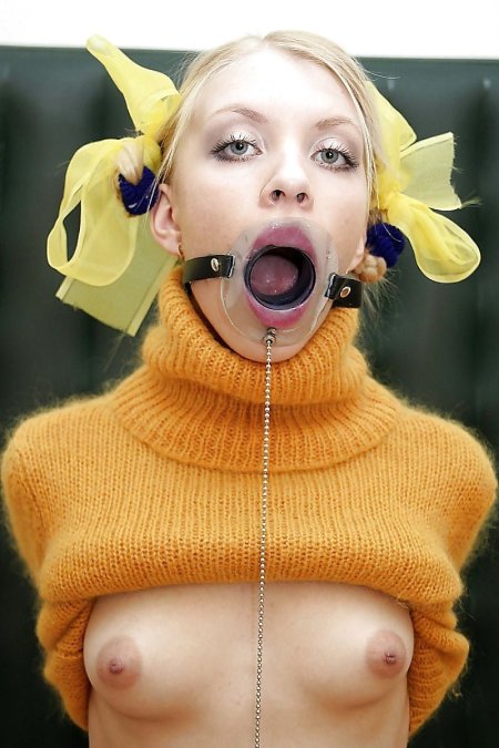 Открытый рот голые сиськи