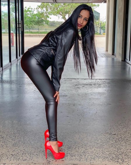 Лана Роудс в кожаных штанах