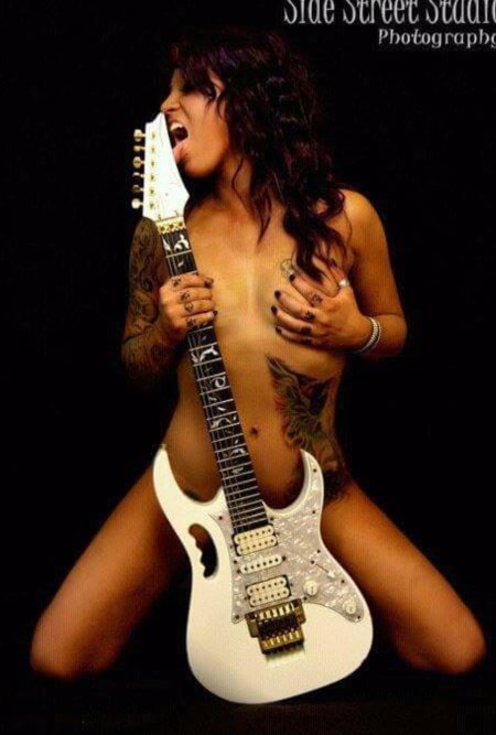 Гитаристка с большими сиськами