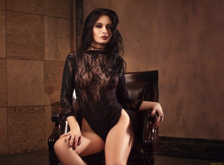 Темноволосая без одежды женщина