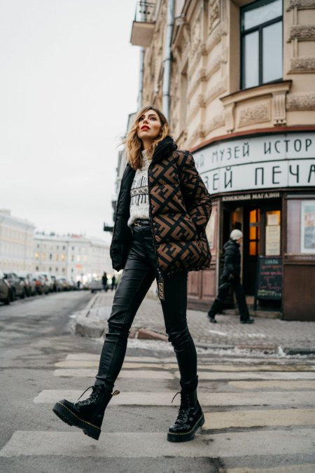 Челси Мартинс с пальто