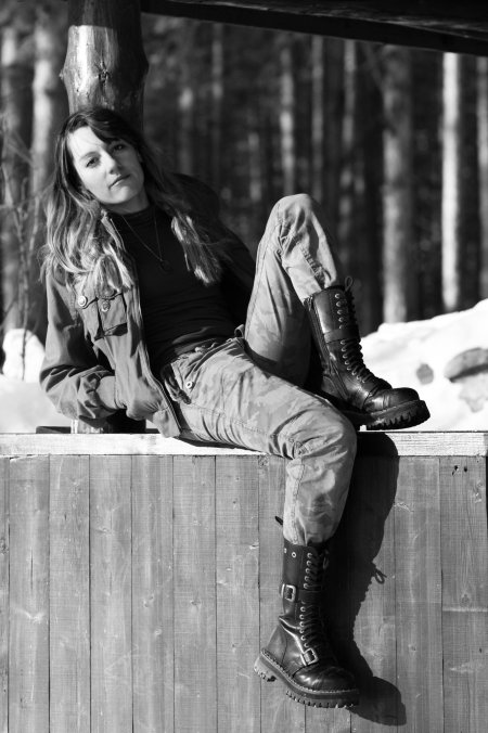 Девушка в берцах