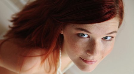 Рыжая ню модель с веснушками