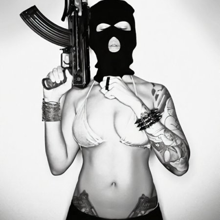 Парень в маске с автоматом
