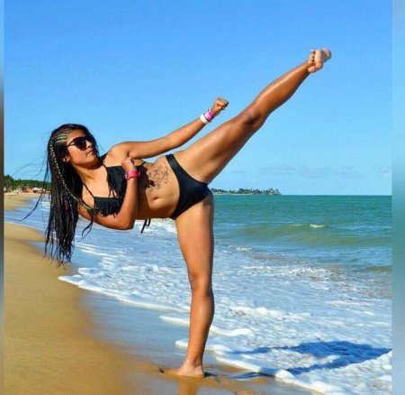 Хлоя Брюс шпагат