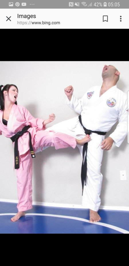 Каратистка против мужчины