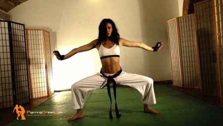 Хлоя Брюс каратистка