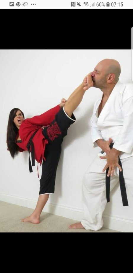 Каратэ женщины ногами