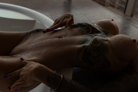 Девушки в ванной голышом