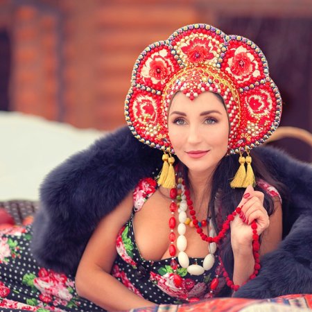 Рита Флорес кокошник