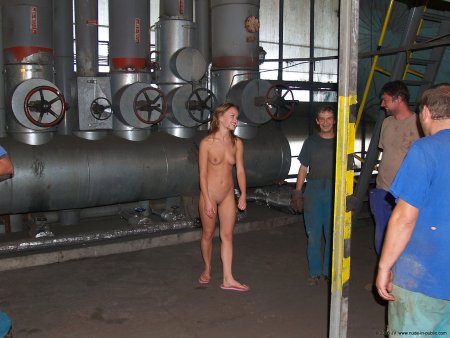 Голые женщины на производстве