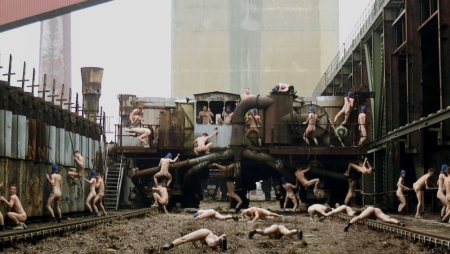 Голая фотосессия на заводе