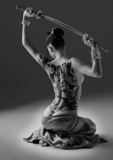 Гейша якудза с катаной