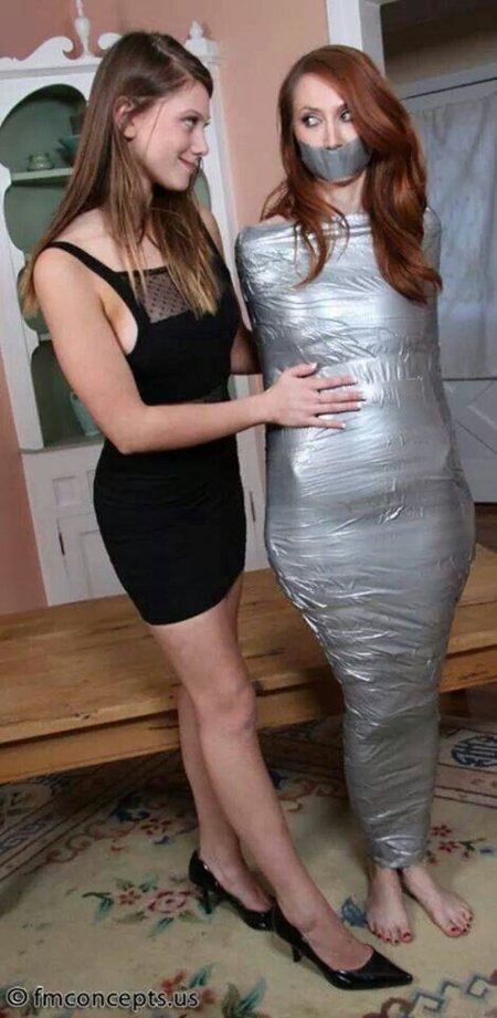 Mummified Кристина Картер скотчем