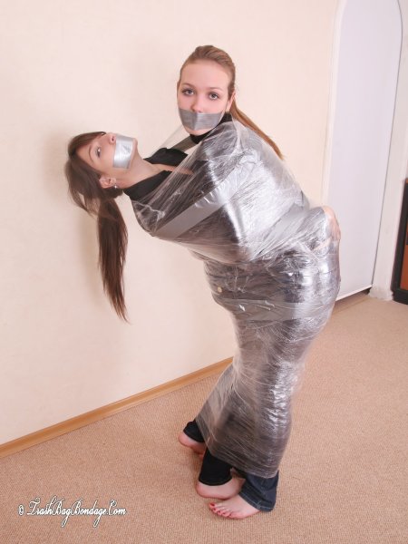 Связанная девочка скотчем