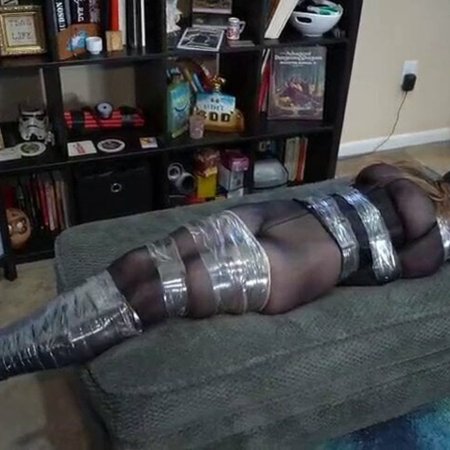 Девушка обмотанная скотчем