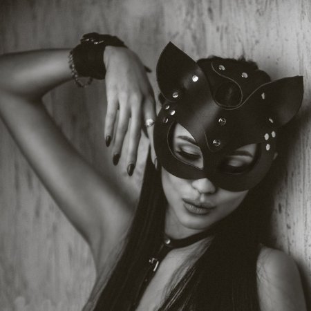 Девушка в маске кошки
