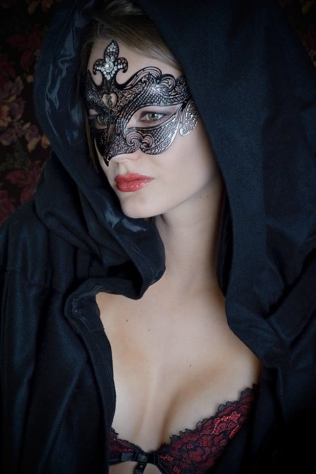 Девушка в маске