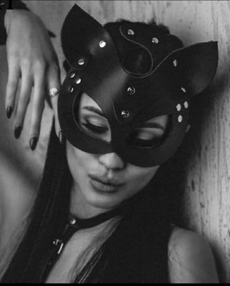 Красивая девушка в маске