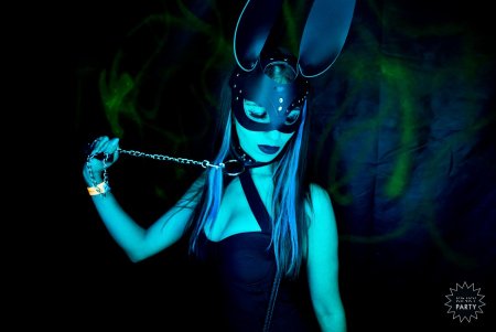 Девушка в маске