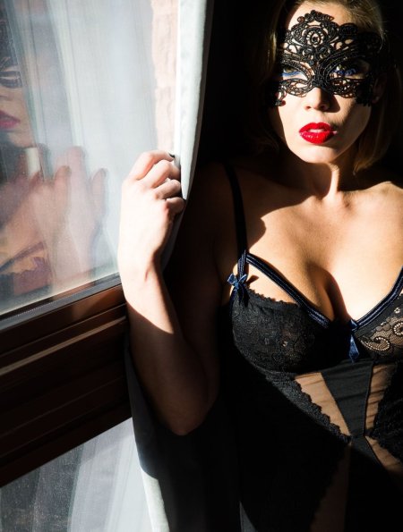 Девушка в кружевной маске