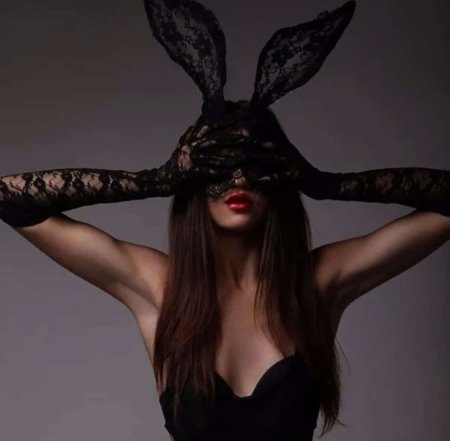 Девушка в маске зайца
