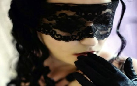 Девушки в черных масках