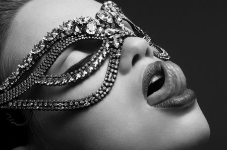 Красивая женщина в маске