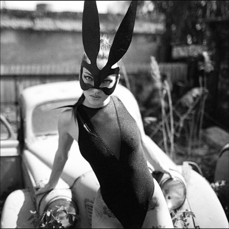 Девушка в маске кролика