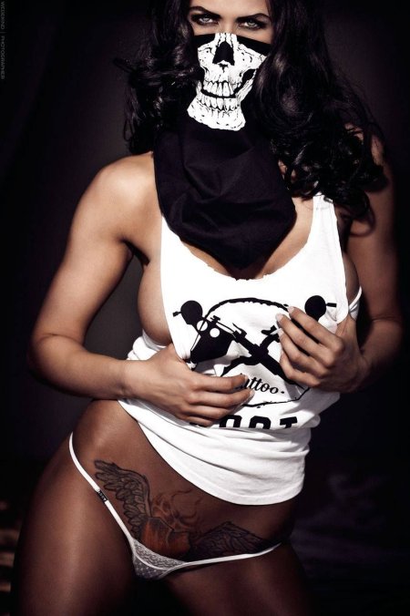 Дерзкая девушка в маске