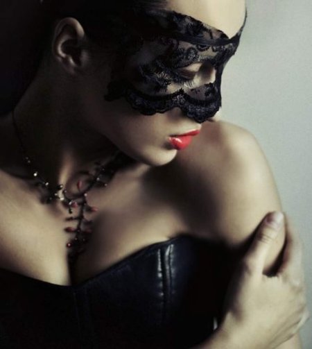 Девушка в маске