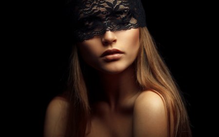 Девушка сповязко на глазах