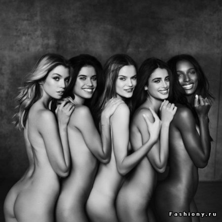 Несколько голых моделей