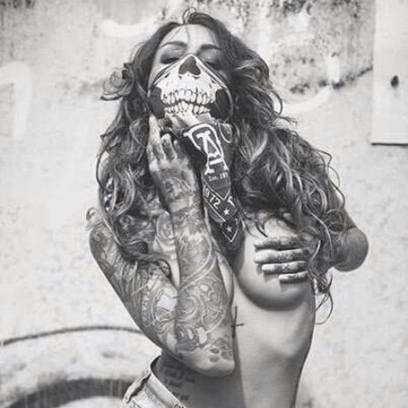 Красотка с черепами ню