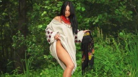 Девушка в вышиванке ню