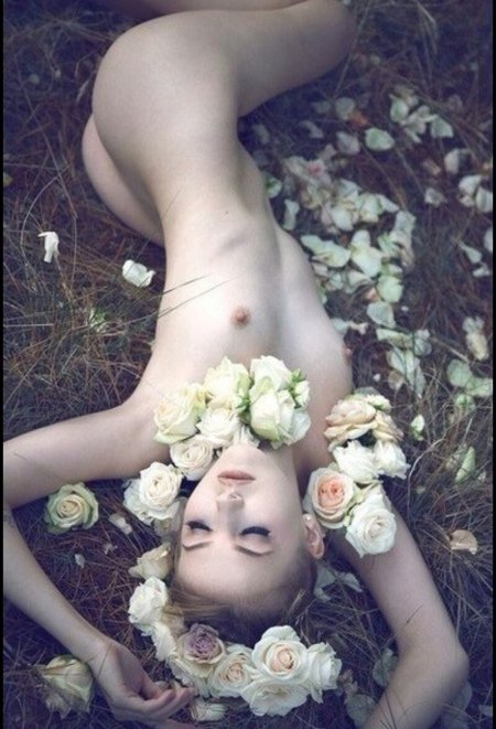 Ню с цветами