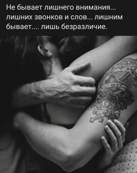 Парень обнимает девушку сзади