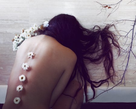 Брюнетка с цветами