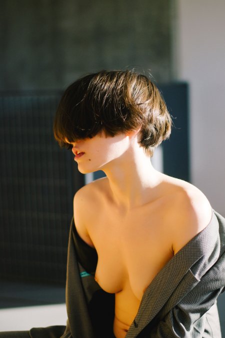 Эротическая фотосессия с короткой стрижкой