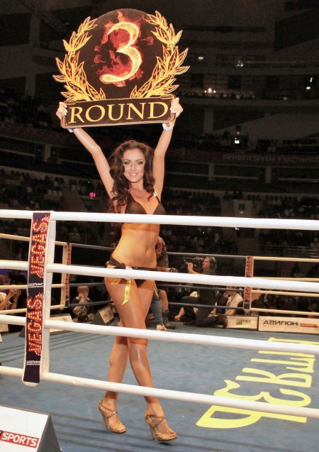 Девушки объявляющие раунды в боксе