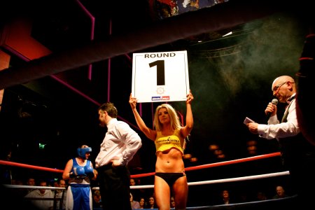 Девушка с табличкой раунд 1