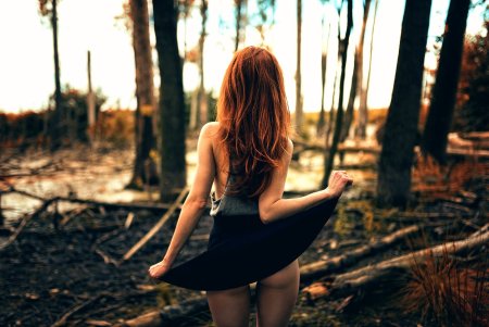 Рыжеволосая девушка со спины