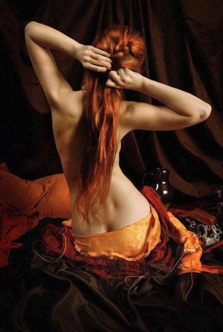 Полуобнаженная девушка с рыжими волосами