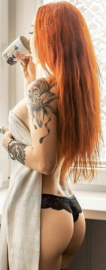 Рыжая девушка с тату