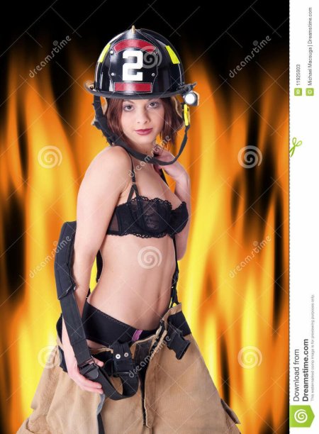 Эротичная девушка пожарный